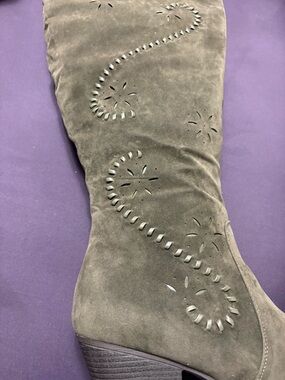 Women’s size 12 wide forest green boots